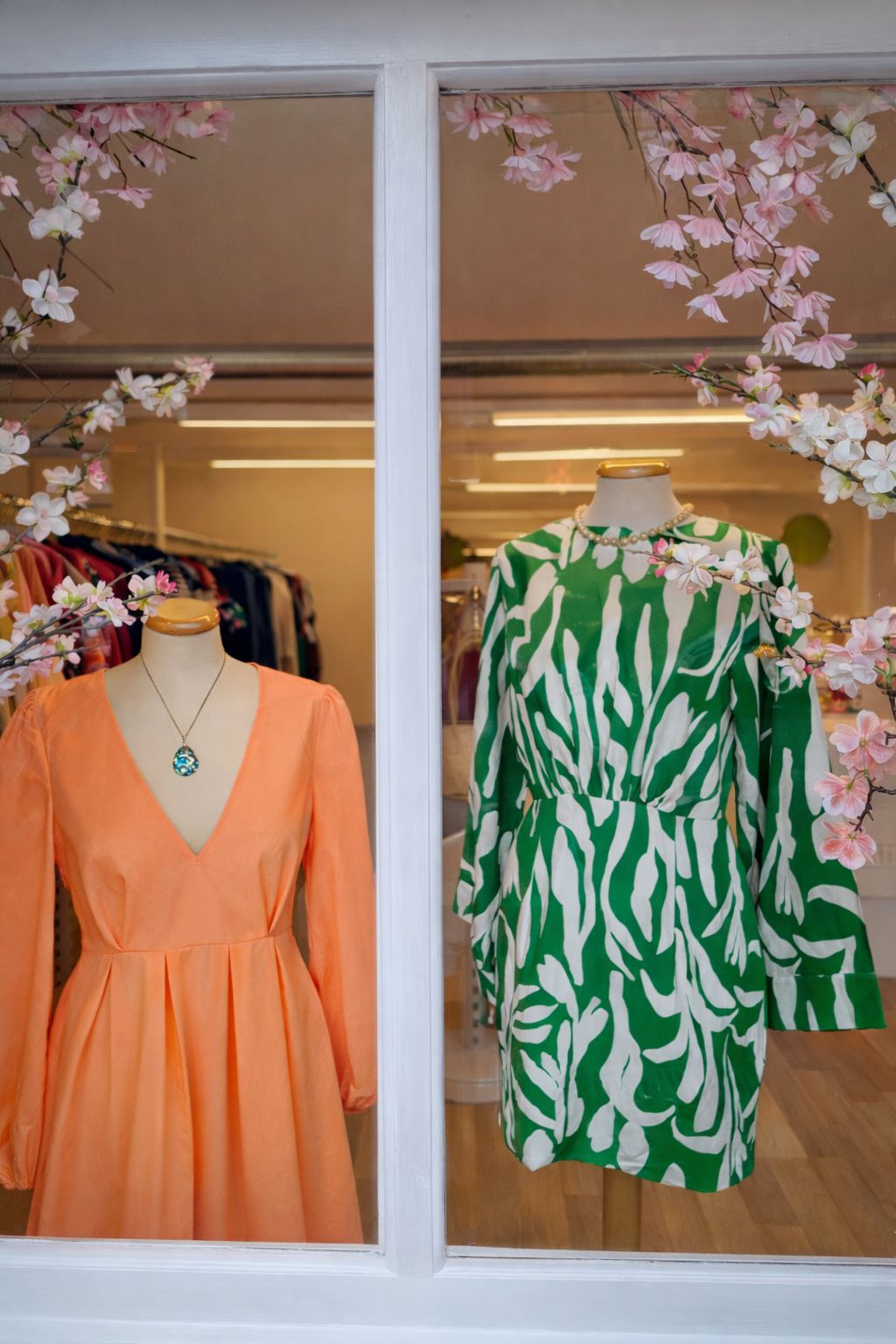 Lovely Things használtruha butik Százhalombattán, kirakat két ruhával